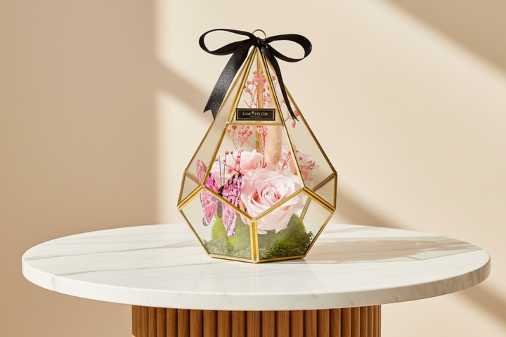 Eternal Élyséen Rose by ESOR ATELIER, a preserved luxury rose with elegant petals in a natural display.