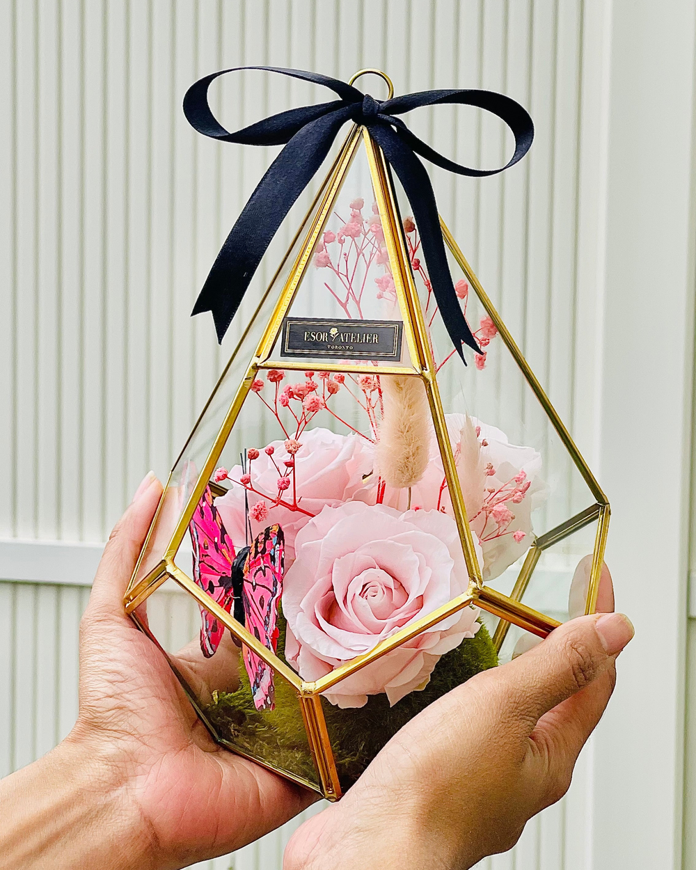 Eternal rose from ESOR ATELIER's Élyséen collection, featuring a beautifully preserved, lifelike pink rose in a clear glass display.