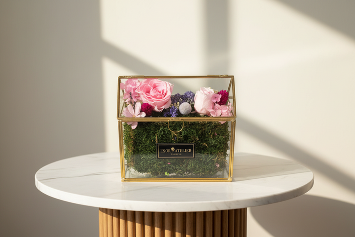 Esor Atelier Iris terrarium with lush greenery and decorative plants in a glass container.