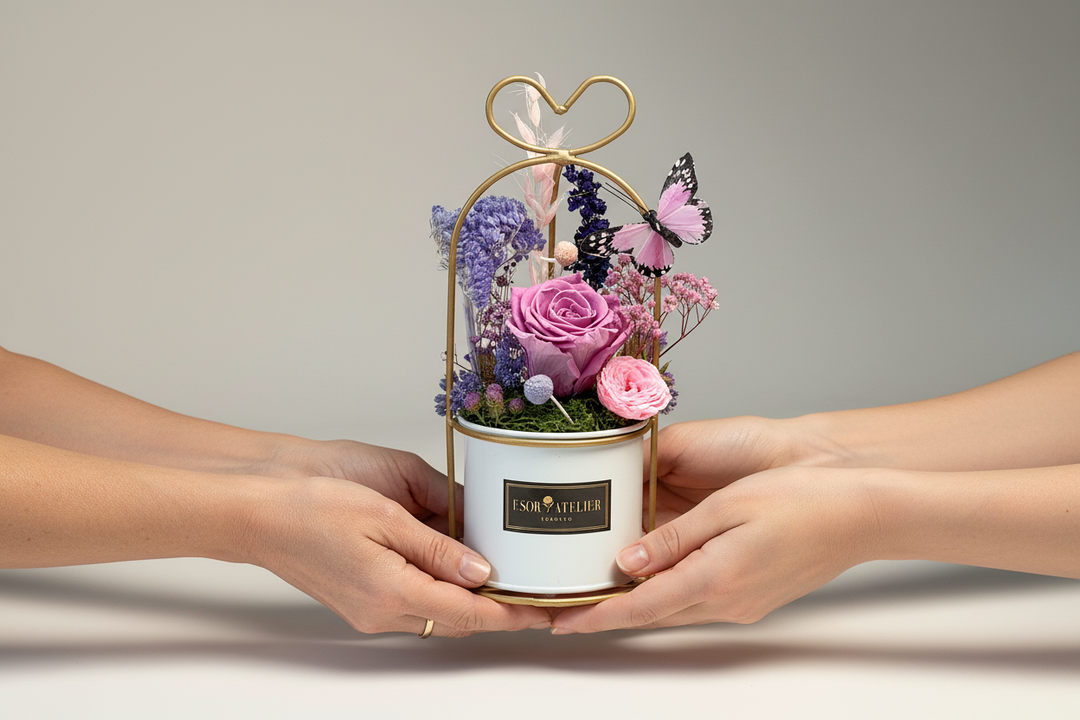 Esor Atelier Gracie eternal rose in a clear glass display, showcasing a delicate preserved flower with soft pink petals.