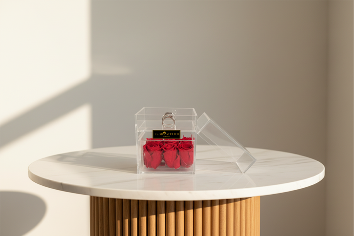 Esmée eternal rose by Esor Atelier with soft pink petals and delicate green leaves, showcasing a preserved, everlasting floral arrangement.