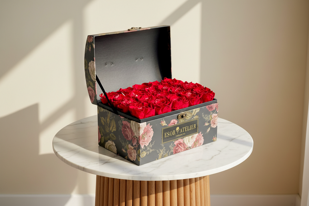 Felicity Petite eternal rose by Esor Atelier featuring a delicate preserved pink rose in a small glass display.