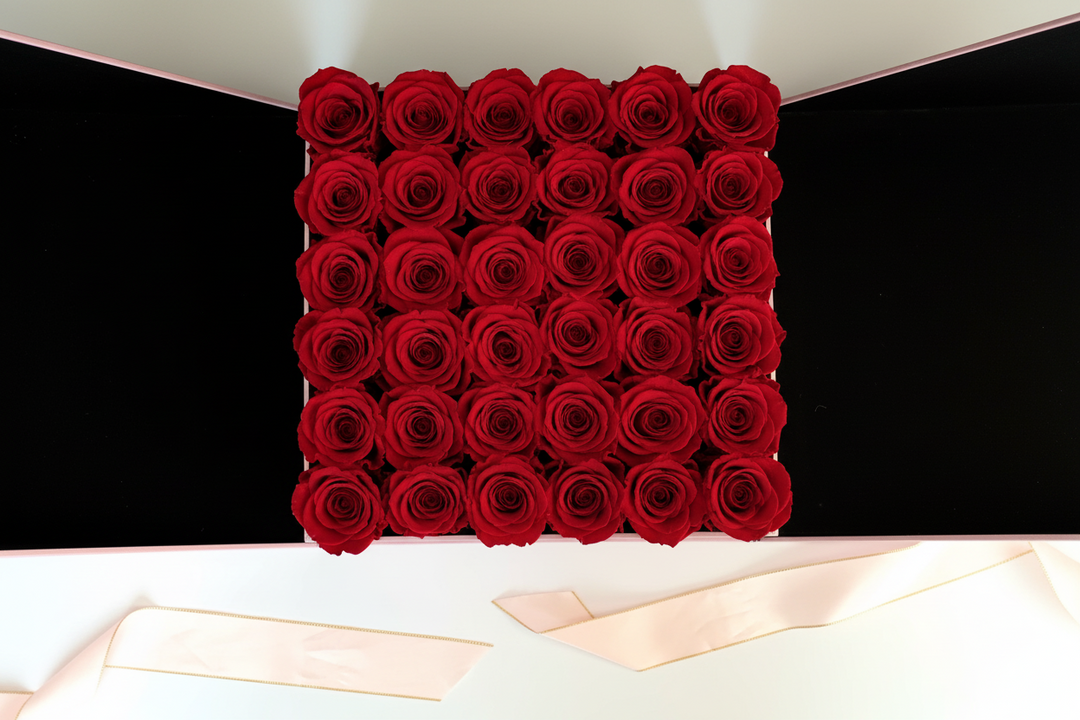 Eternal rose named Célestine by ESOR ATELIER, showcasing a beautifully preserved, delicate pink rose in a clear glass display.